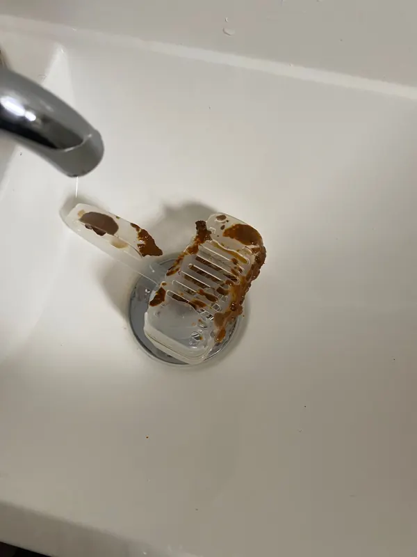 Bonde de lavabo avec dépôts de rouille remontés