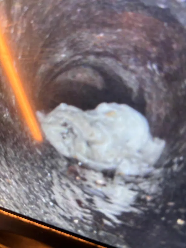 Bouchon de graisse dans une canalisation, repéré à la caméra