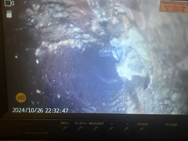 Concrétions dans une canalisation en fonte, image de caméra, débouchage Yvelines