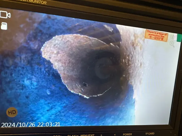 Canalisation en fonte à la section réduite par les dépôts, image de caméra