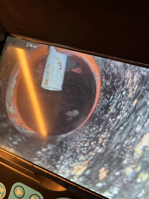 Objet coincé dans une canalisation, repéré à la caméra