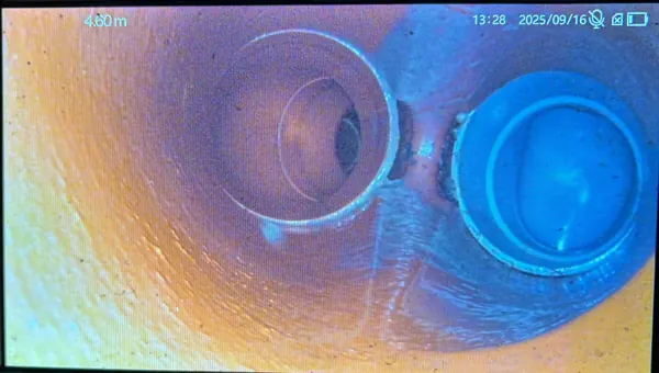 Raccord de canalisation PVC vu à la caméra d'inspection, débouchage Essonne