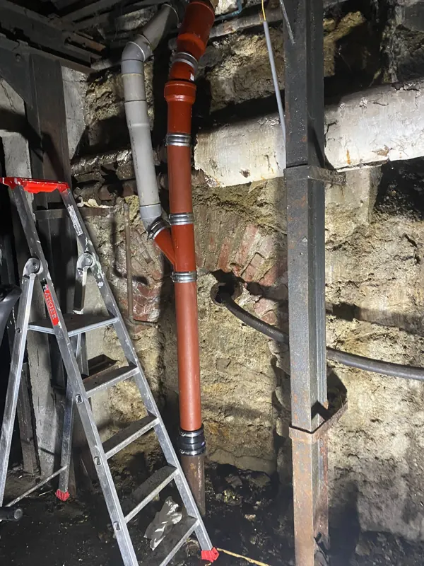 Descente d'évacuation en cave, raccord entre PVC et collecteur ancien