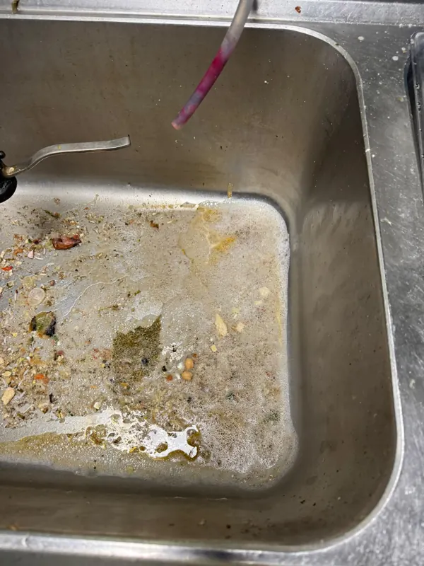 Évier inox de cuisine professionnelle qui ne s'évacue plus