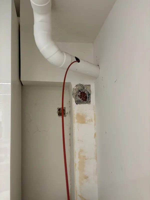 Furet engagé dans une descente PVC par le tampon de visite, débouchage Yvelines