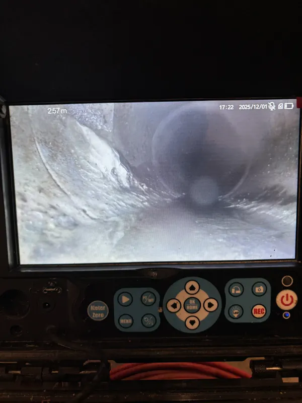 Intérieur d'une canalisation vu à la caméra d'inspection, débouchage Paris 20e