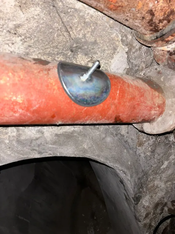 Tampon de visite sur une canalisation en fonte au-dessus d'un regard, débouchage Chelles